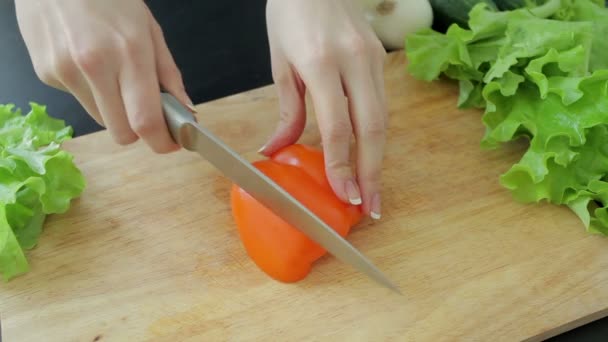 Le chef coupe des légumes en salade — Video