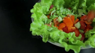 Chef malzemeler bir salata kasesine ekler.