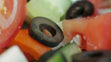 Chef malzemeler bir salata kasesine ekler.