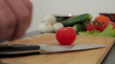 Şef sebze salataya keser.