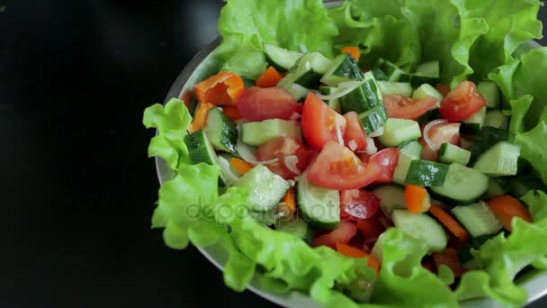 Der Koch fügt die Zutaten in einer Salatschüssel hinzu — Stockvideo