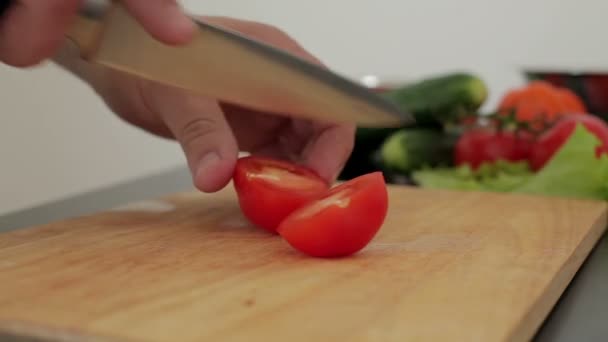 O chef corta verduras na salada — Vídeo de Stock