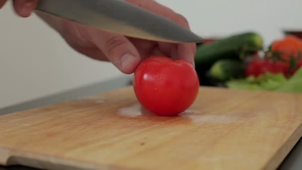 Le chef coupe des légumes en salade — Video