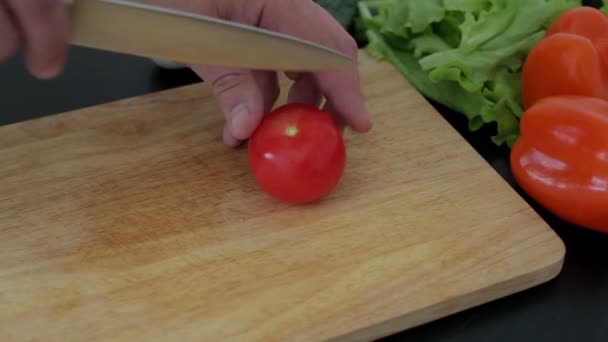 Le chef coupe des légumes en salade — Video