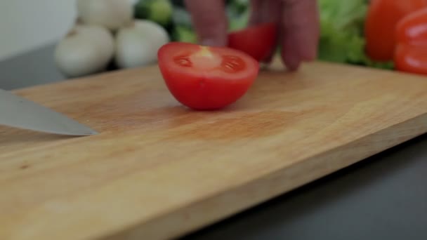 El chef corta verduras en ensalada — Vídeos de Stock