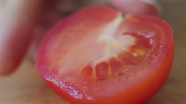 Lo chef taglia verdure su insalata — Video Stock