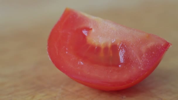 De chef-kok snijdt groenten op salade — Stockvideo