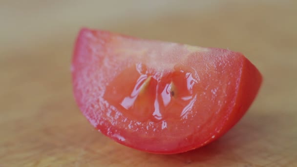 Le chef coupe des légumes en salade — Video