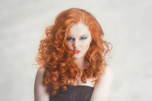 Güzel genç Kızıl saçlı kız — Stok fotoğraf
