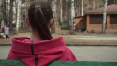 uzun tüyleri ile güzel kız başlık koyar