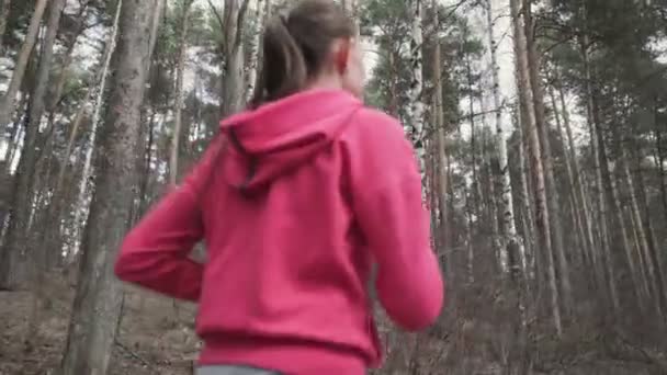 Atletisk ung kvinna kör i naturen. — Stockvideo
