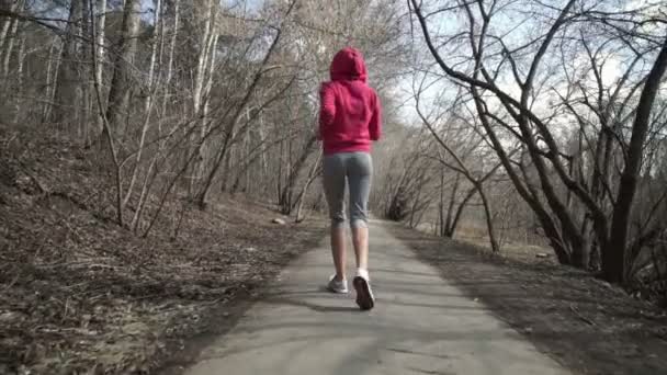 Atlético jovem mulher correndo na natureza . — Vídeo de Stock