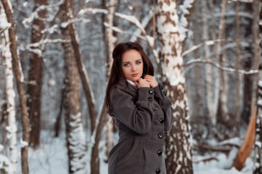 güzel bir kız kış orman