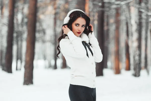 Menina bonita na floresta de inverno — Fotografia de Stock