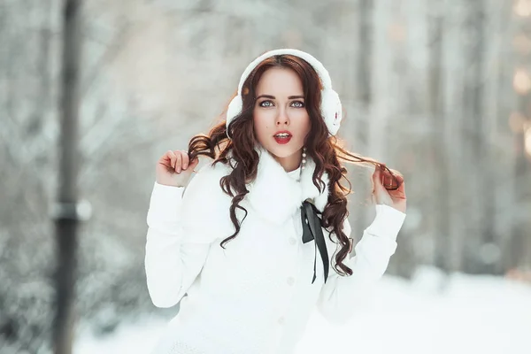 Hermosa chica en el bosque de invierno — Foto de Stock