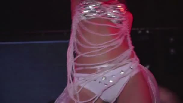 Молодая сексуальная танцовщица, с вспышками на заднем плане — стоковое видео