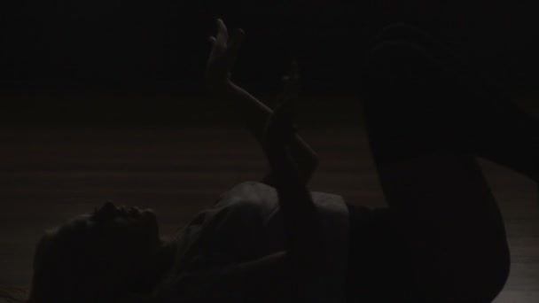 Silhueta de uma menina dançando sobre as luzes de fundo. Movimento lento — Vídeo de Stock
