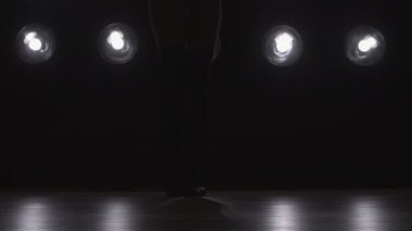 Dans pistinde dans kızı