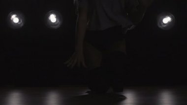 Dans pistinde dans kızı