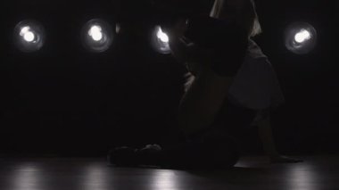 Dans pistinde dans kızı