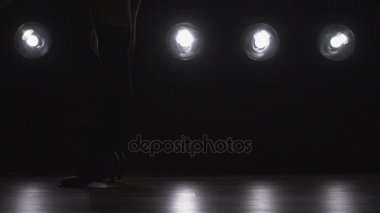 Dans pistinde dans kızı
