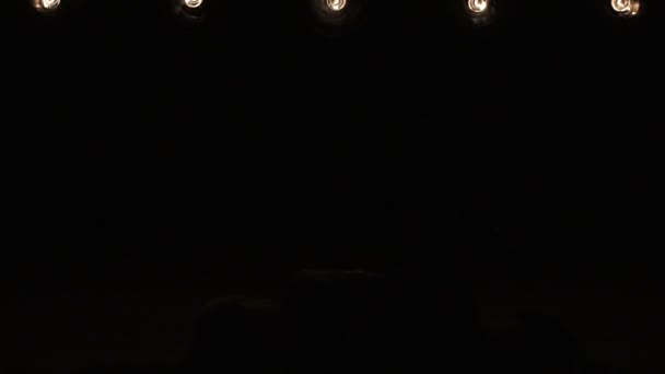 Silhouette d'une fille dansant sur les lumières de fond. Mouvement lent 