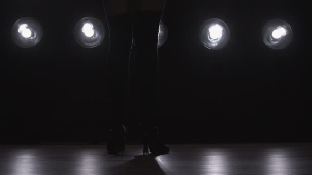 Κορίτσι χορό στην πίστα — Αρχείο Βίντεο
