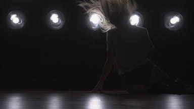 Dans pistinde dans kızı