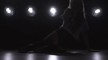 Dans pistinde dans kızı