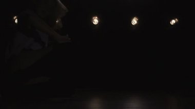 Dans pistinde dans kızı