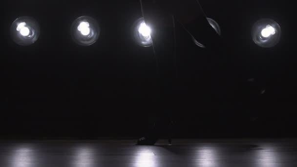 Dans pistinde dans kızı — Stok video