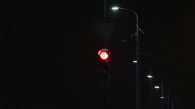 Gece trafik lambasından karda