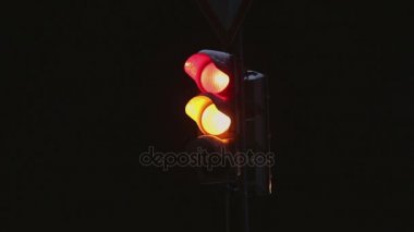 Gece trafik lambasından karda