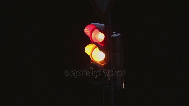 Feux de circulation la nuit dans la neige 