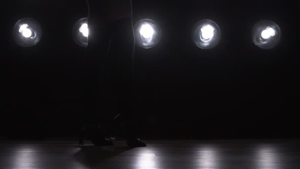 Silueta de una chica bailando en las luces de fondo. Movimiento lento — Vídeos de Stock