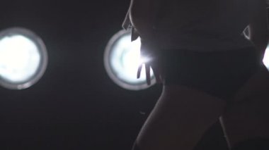 Arka plan ışığı dans bir kız silüeti. Ağır çekim