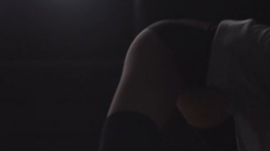 Arka plan ışığı dans bir kız silüeti. Ağır çekim