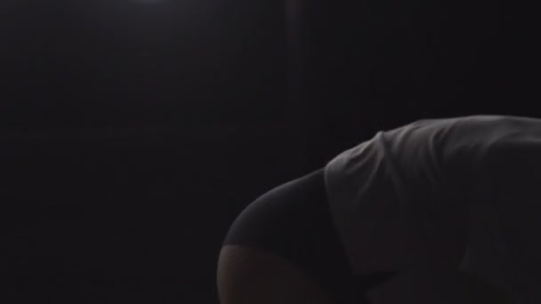 Silhouette d'une fille dansant sur les lumières de fond. Mouvement lent 