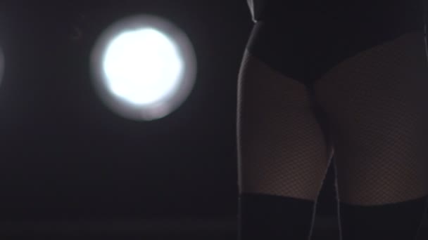 Silhuetten av en flicka dansa på bakgrunden belysningen. Slow motion — Stockvideo