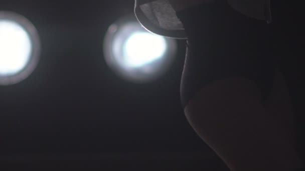 背景のライトを踊っている女の子のシルエット。スローモーション — ストック動画