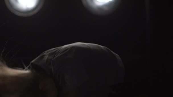 Silhouette d'une fille dansant sur les lumières de fond. Mouvement lent 