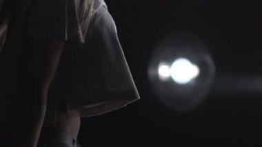 Arka plan ışığı dans bir kız silüeti. Ağır çekim