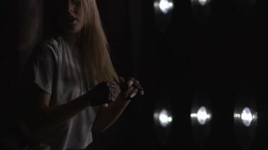 Arka plan ışığı dans bir kız silüeti. Ağır çekim