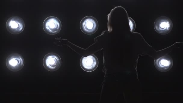 Sylwetka dziewczynki taniec na tle światła. Zwolnionym tempie — Wideo stockowe