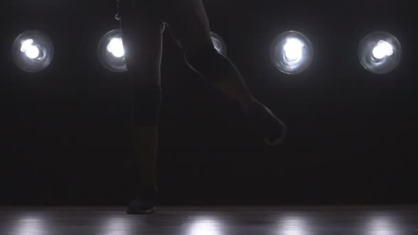 Silhouet van een meisje dansen op de achtergrond-verlichting. Slow motion — Stockvideo