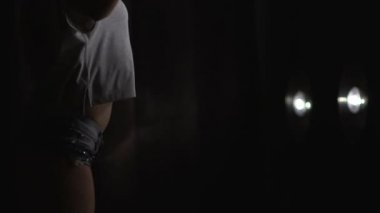 Arka plan ışığı dans bir kız silüeti. Ağır çekim