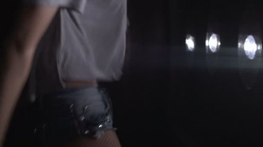 Arka plan ışığı dans bir kız silüeti. Ağır çekim