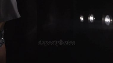 Arka plan ışığı dans bir kız silüeti. Ağır çekim