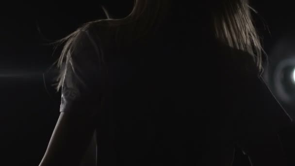 Silhouette eines Mädchens, das auf dem Hintergrundlicht tanzt. Zeitlupe — Stockvideo