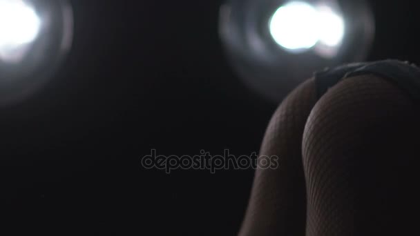 Silhouet van een meisje dansen op de achtergrond-verlichting. Slow motion — Stockvideo